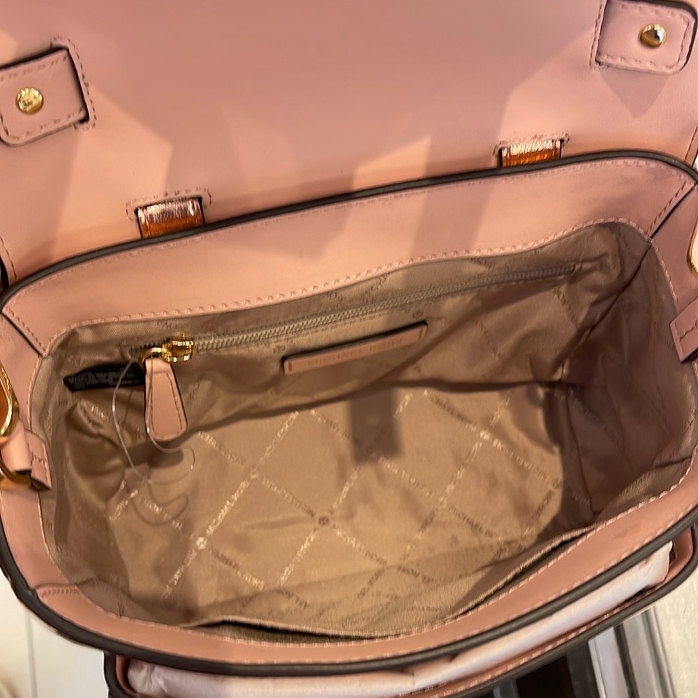 MICHAEL KORS
Manhattan Medium TH SCHOOL Crackled Metallic Leather SATCHEL
NWT - Picture 8 of 16